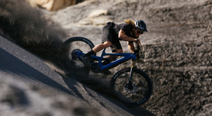 Rider disfrutando un descenso con la YT DECOY