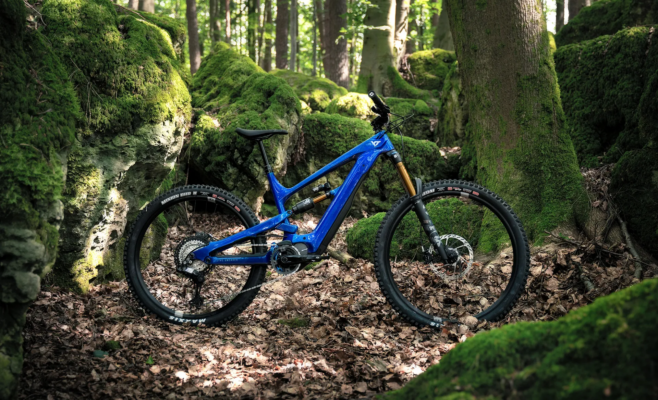 Vista completa de la YT DECOY con cuadro de carbono y configuración mullet