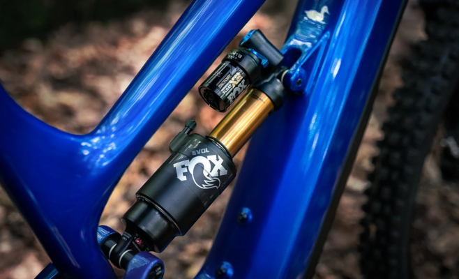 Detalle del amortiguador FOX Float X2 Factory de la YT DECOY